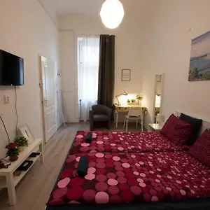 Apartment No. 11 With 2 Bathrooms Next To Railway Station, Budapest