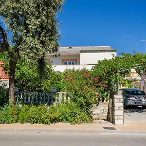 https://apartments-elvira-lopar.primorje-gorskikotar.com